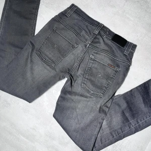 Nudie jeans - Nudie jeans | Modell Thin Fin | Super bra skick | Storlek W30 L32. 