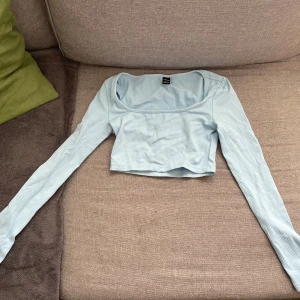 Ljusblå ribbad croppad topp - Ett sett från shein , blå. Storlek xss men passar även xs