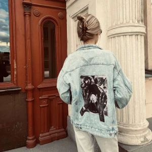 RHYTHM 002 - Jeansjacka från JAQUÍ med trycket RHYTHM 002 Ärmlängd (från armhåla): 50 cm Byst: 60 cm Längd: 62 cm Storlek: S Modellen är 170 cm lång.