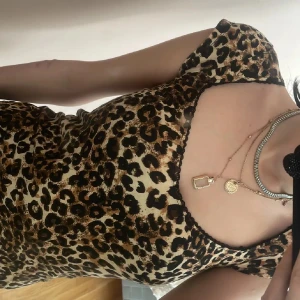 Leopardmönstrad topp från Nelly  - Snygg leopardmönstrad topp. Från Nelly med tight passform. 