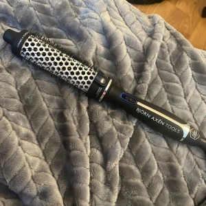 Magic style brush 30mm  - En Björn Axén värmeborste som ger dig känslan av salongsstyling på ny nivå. Legat och skräpat i några månader men testad en gång. 