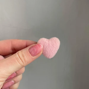 Örhängen med stora rosa fluffiga hjärtan - Fint skick!