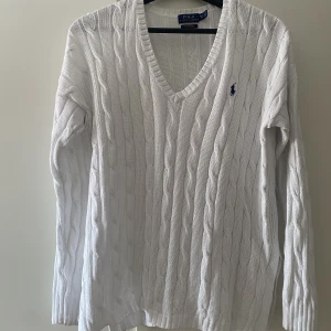 Kabelstickad tröja  - Kebelstickad vid tröja från Polo Ralph Lauren i storlek XS. Superfin och knappt använd då den är lite stor på mig tyvärr❣️Inga defekter.