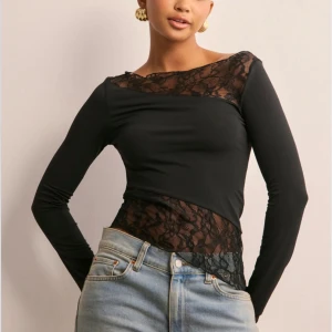 Svart topp med spets - 💕Spelstopp från Nelly. Nypris 349kr. Säljer så jag endast använt den en gång. Skriv för egna bilder 💕