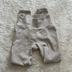 Beige byxor från Aim'n - Beigea leggings/träningstights från Aimn. Märket har släppt lite på ena sidan, se bild 2, annars jättefint skick! 🤍