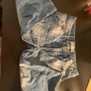 Blå jeansshorts från Detroit - Säljer ett par klassiska blå jeansshorts från Detroit. De har en normal passform med fem fickor och knappgylf. Perfekta för en avslappnad stil.