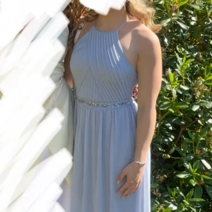 Ljusblå balklänning med pärldetaljer - Hade denna fina klänningen på balen i 9an. Super fin att bara ha på sommaren också! 