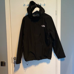 Svart jacka från The North Face - Säljer en svart jacka från The North Face med huva och dragkedja. Jackan är inprinsip helt ny 10/10 ✅!Den kostar 2650 kr nypris. Bara att skriva vid minsta fråga. Ps det är en skaljcka så funkar i bra i alla väder.
