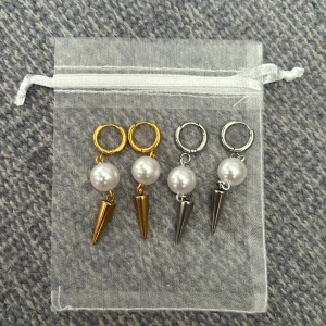 örhängen  - ett örhänge=79 kr ett par=130 tre st=160kr 