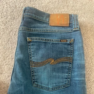 Nudie Jeans - Snygga blå jeans från Nudie Jeans. Knappt använda. Har inga hål eller större defekter. Bara att komma med frågor ifall du har! Dma för förslag me priser. Priset är ej hugget i sten. Gärna förslag på byten.
