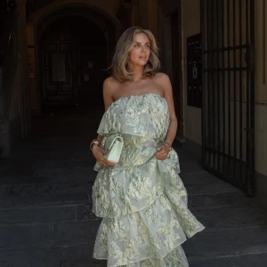 Ljusgrön axelbandslös klänning - Säljer denna otroliga klänning från Lovisa Wallins nysläppta kollektion x NAKD😍slutsåld på hemsidan! 