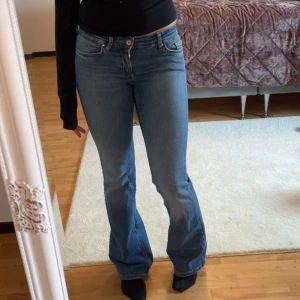 Blå bootcut jeans från Only - Lågmidjade jeans storlek 34, knappt använda💗