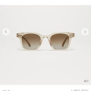 Beige solglasögon - Snygga solglasögon från Chimi med transparent beige båge och mörka tonade linser. Jättesnygga och bra skick.  Modellen 02 i färgen Ecru