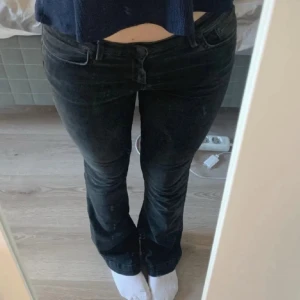 Ltb jeans - Snygga svarta bootcut jeans ifrån ltb. De är jättefina och väldigt lågmidjade. Jeansen är använda fåtal gånger och är i jättefint skick. Storlek 29x30
