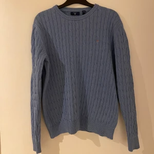 Gant tröja  - Tjena, säljer en gant tröja då den inte passar.               Storlek 176 cm som kan jämföras med xs.                    Hör av er vid frågor!