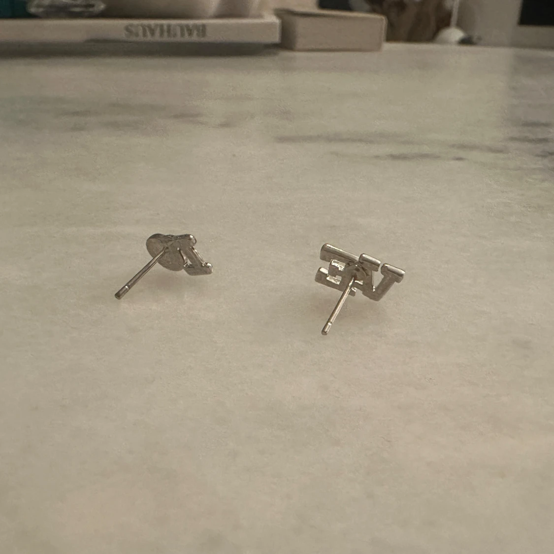 Silvriga örhängen LOVE - 2