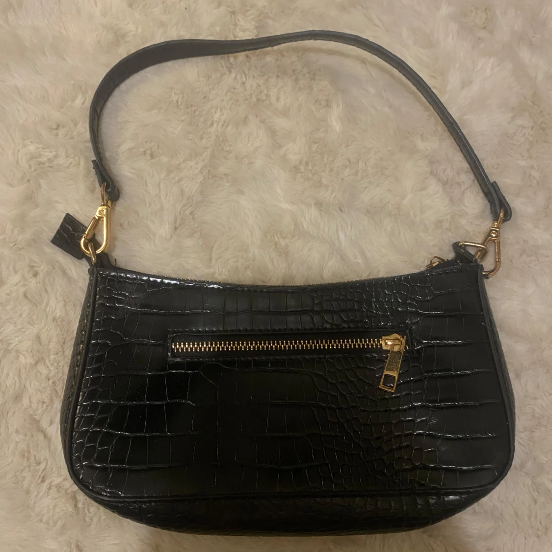 Svart axelväska i syntet med krokodilmönster