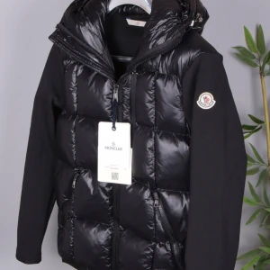 Moncler Cardigan - Feeeet Moncler Cardigan perfekt till  Våren och sommaren. Helt oanvänd strl L passar M. Bästa priset i Sverige. Först till kvarn!!!!