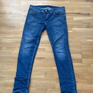 Replay jeans - Blåa replay jeans i modell wallys storlek 16A byxorna har ett litet hål där fram men det syns knappast