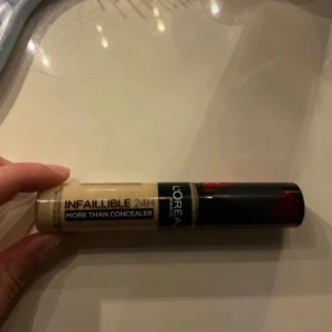 L'Oréal Infaillible 24H More Than Concealer - Säljer en L'Oréal Infaillible 24H More Than Concealer i nyansen 322 Ivory. Perfekt för att täcka ojämnheter och ge en jämn hudton. Kommer i en praktisk tub med applikator för enkel användning. Testad en gång, superbra men den var tyvärr för ljus för mig! 