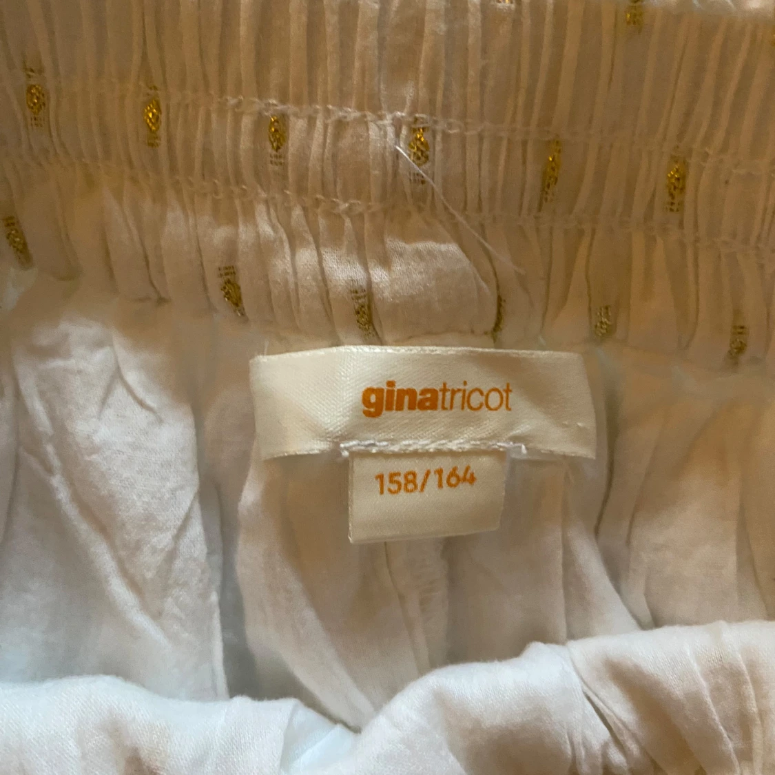 Vit kjol med guldiga prickar - 2