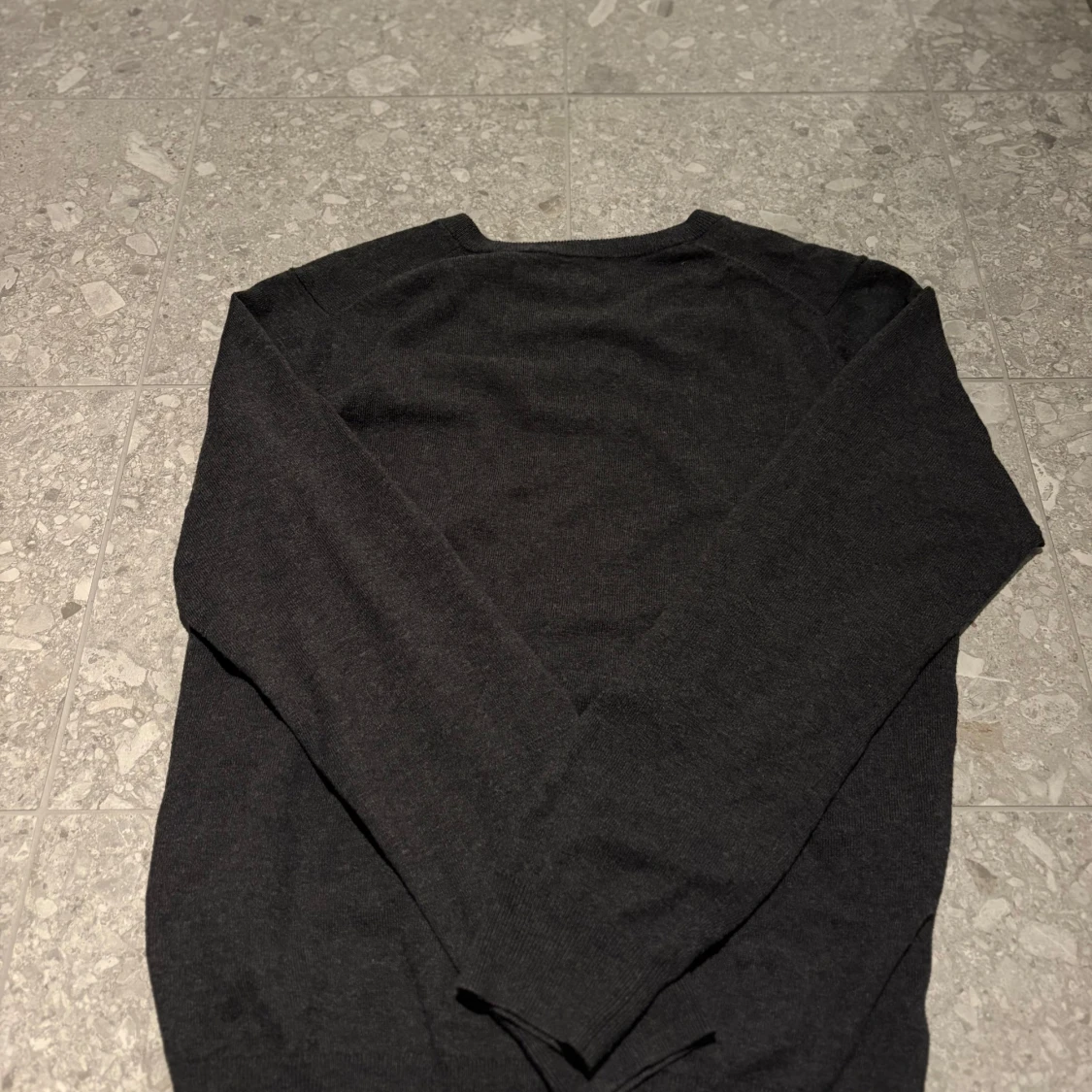 Grå v-ringad tröja från GANT - 3