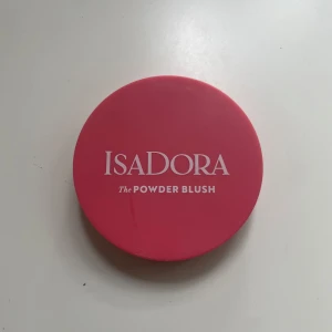 Powder Blush från IsaDora - Säljer en Coral Pink Powder Blush från IsaDora. Produkten är vegansk och doftfri. Helt oanvänd, ej testad!