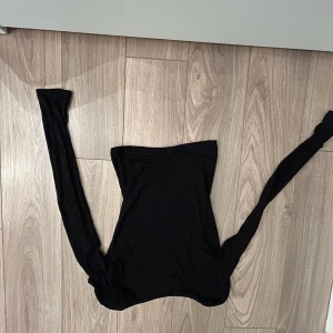 Svart långärmad topp från Gina Tricot - Säljer en stilren svart långärmad topp från Gina Tricot. Perfekt för lager-på-lager eller som den är. Toppen har en enkel design och är tillverkad i ett mjukt material. Öppen i ryggen!! As snygg 
