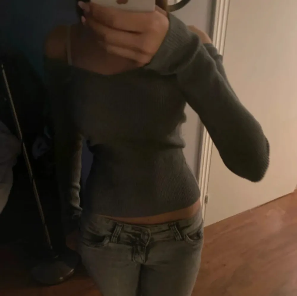 Snygg grå off shoulder tröja i strl xxs, aldrig använt bara prövat. Neuletakit & Villapaidat.