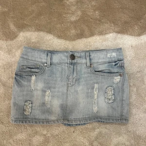 Ljusblå jeanskjol - Supersöt kjol som tyvärr har blivit för liten för mig! Köpt här på plick men har fortfarande väldigt bra kvalitet!🩷🩷