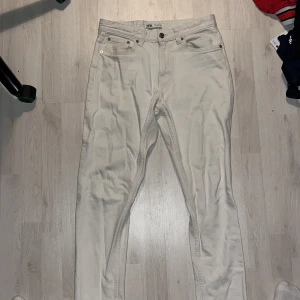 Beige byxor från Zara - Snygga beige byxor från Zara med en klassisk femficksdesign. Byxorna har en normal passform och är perfekta för en stilren look. De är tillverkade i ett mjukt material som ger en bekväm känsla hela dagen.