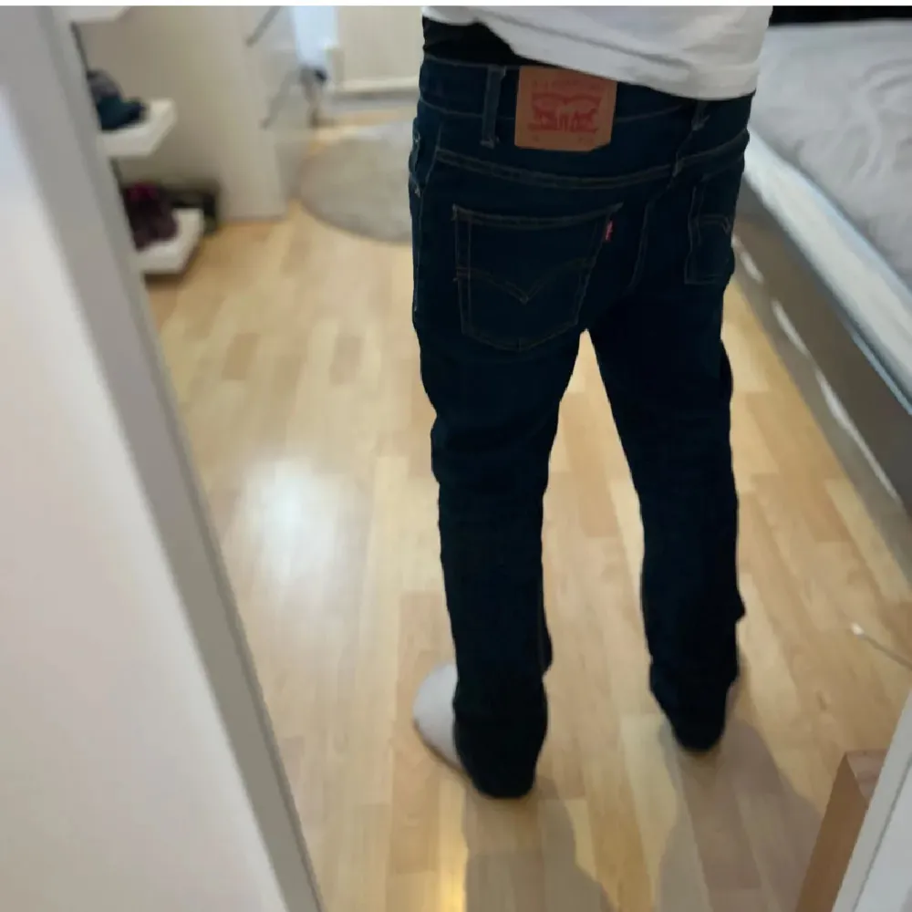 Bilderna är från killen jag köpte ifrån. Säljes pga att de inte används längre. Är i väldigt bra skick och bara använda några fåtal gånger. De är i modell 511 (Slim Fit) Hör av dig om du har frågor!. Farkut & Housut.