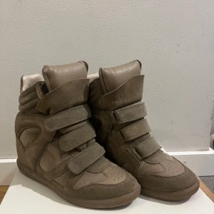 Isabel marant skor - Super snygga Isabel marant skor I väldigt bra skick! Sjävklart äkta och Kommer med kvitto, låda & dustbags! 💕 buda! De är mörk gröna/ smuts beigea. BYTER GÄRNA MOT EN ANNAN FÄRG🙌🏻