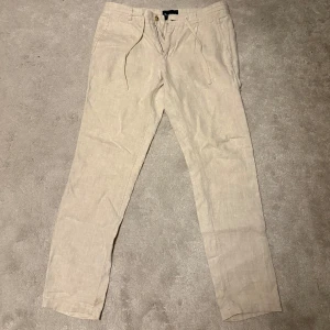 Linnebyxor - Säljer nu dessa oanvända linnebyxor i storlek 48 vilket motsvarar ungefär M. Nypris ca: 900kr .Skriv vid frågor/funderingar.