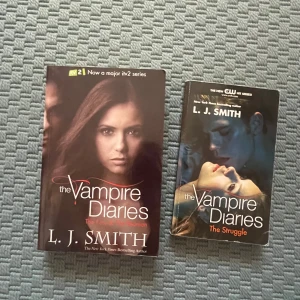 The Vampire Diaries: The Fury & The Reunion och The Struggle - Säljer två böcker från The Vampire Diaries-serien av L. J. Smith. 'The Fury & The Reunion' och 'The Struggle'. Perfekt för fans av vampyrdrama och romantik. Böckerna är baserade på den populära TV-serien och erbjuder spänning och mystik.