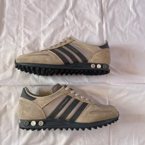 Adidas la trainer - Säljer dessa adidas la trainer skor i storlek 44🚨de är i princip helt oanvända