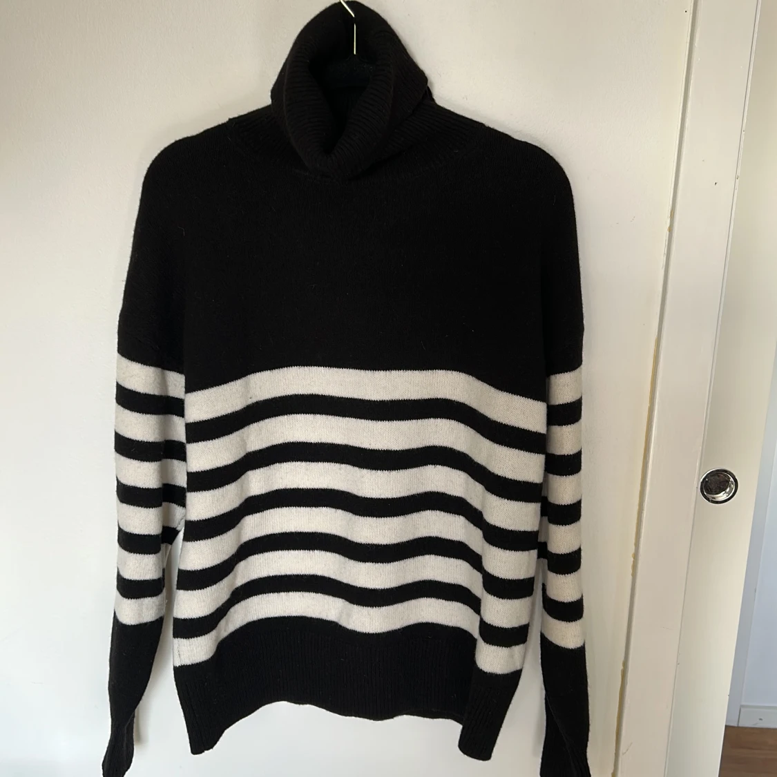 Svart och vit randig polotröja från Lindex