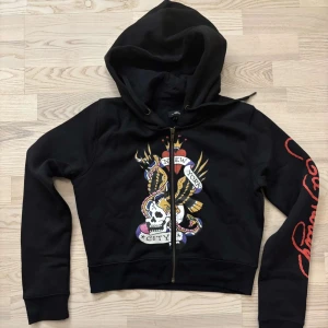 ed hardy tjocktröja 🩷 - har storlek M på bilderna men skulle säga att det knappt är någon skillnad, har vanligtvis S. aldrig använd. ok att köpa direkt 🖤