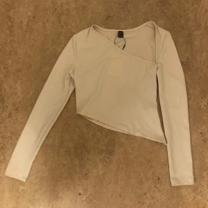 Beige off shoulder top - Helt oanvänd tröja med en cool design och härlig beige färg! Jag fick tröjan av en vän men den passar tyvärr inte mig så jag säljer den vidare. Perfekt till sommaren och fester. 🩷🩷