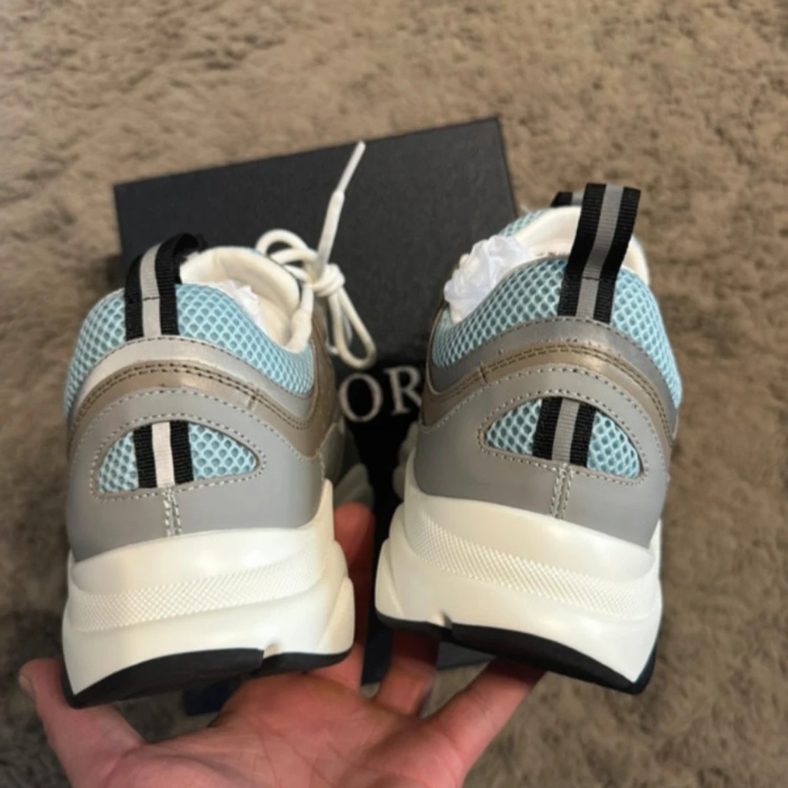 Grå och vita sneakers från Dior. Till salu för 2999 - 3