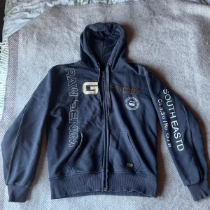  G-Star RAW hoodie Medium - Snygg mörkblå hoodie från Gstar-RAW. Storlek Medium. Lite tjockare material så det passar perfekt till sommar kvällar☀️