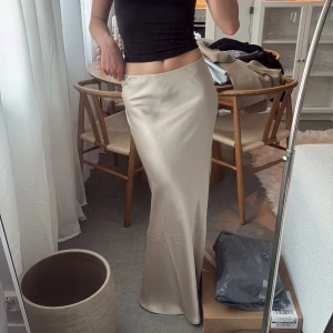 Beige långkjol i satin - Långkjol i satin 🥰