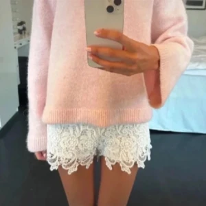 Spets shorts - Säljer dessa skor snygga spets shorts! OBS INTE MIN BILD!! Hör gärna av dig vid frågor💕