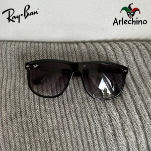 Rayban boyfriend svarta - Riktig snygga Rayban boyfriend i svart färg | nypris ca 1499 mitt pris 649! Riktig bra skick 