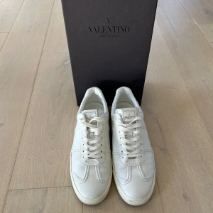 Valentino flycrew  - Säljer nu dessa Valentino Garavani flycrews. Skorna har en rund tå och är tillverkade i skinn. Perfekta för en stilren look. De är endast använda nån enstaka gång och är därmed i mycket bra skick. Skicket skulle jag påstå är 9/10 då det inte finns några skador och alla nitar är kvar, men det finns några creases. Köpta från vestiaire i nyskick, kvitto finns och bild på det digitala kvittot är endast att kontakta mig för att få! Priset går att diskutera! Vid frågor är det bara att höra av sig! 