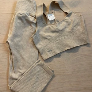 Träningsset  från Aim'n - Superskönt träningsset från Aim’n . Byxorna är lite kortare än ankellångt. Top i storlek S och byxor i strl XS. Fint skick. 