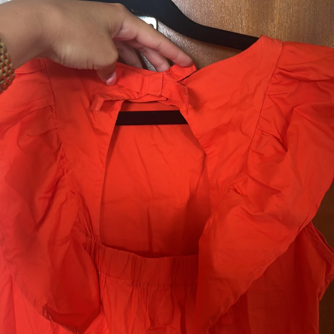 Orange kortklänning med volang - 1