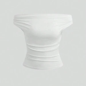 Vit offshoulder tubtopp - Säljer en vit, tight och croppad tubtopp med offshoulder-design. Toppen har en slät och stilren look med lätt rynkade detaljer som ger en snygg passform. Perfekt att styla med jeans eller kjol för en trendig vibe.