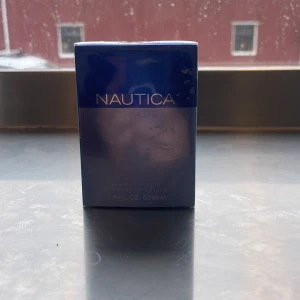 Nautica Voyage Eau de Toilette 50ml - Fräsch och maskulin parfym från Nautica, Voyage. Kommer i en stilren, blå rektangulär kartong med silverdetaljer. Flaskan innehåller 50 ml Eau de Toilette spray. Perfekt för dig som gillar marina och friska dofter. Helt ny skriv vid frågor och funderingar perfekt för sommaren