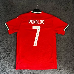 Cristiano Ronaldo Puma Portugal fotbollströja  - Nya Puma Portugal fotbollströja med Cristiano Ronaldo nr 7 på ryggen. Ny tröja använd en gång. Men taggen sitter fortfarande kvar